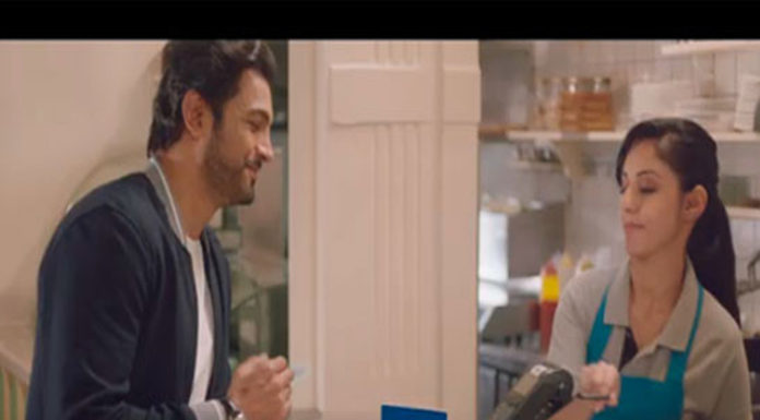 ‘వీసాతో చెల్లించడానికి నొక్కండి. ఆ విధంగానే. ‘కార్డును నొక్కటానికి లోపలనుండి నుండి షిఫ్ట్ను బటన్ ని చూపుతుంది-audiencereports.com Tap To Vissa audiencereports.com