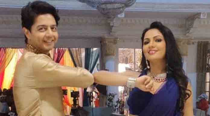 ‘The Elbow Touch’ – Alan Kapoor and Preet Kaur Madhan come up with a new way to greet co-actors on the sets of Pyar Ki Luka Chuppi ‘The Elbow Touch’ – Alan Kapoor and Preet Kaur Madhan come up with a new way to greet co-actors on the sets of Pyar Ki Luka Chuppi